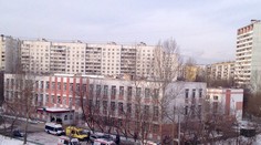 Moskva: Tínedžer vtrhol so zbraňou do školy. Zabil policajta a učiteľa