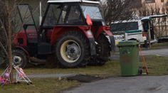 Traktorista bez vodičáku neustál zákrutu. Dievčatko bral vrtuľník, on nafúkal tri promile