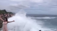 Pre dokonalú fotografiu urobia niektorí všetko. Turistku tak zmietla veľká vlna