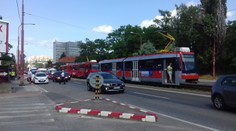 V Bratislave zrazila električka cyklistu. Na miesto prišli policajti aj záchranári