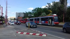 V Bratislave zrazila električka cyklistu. Na miesto prišli policajti aj záchranári