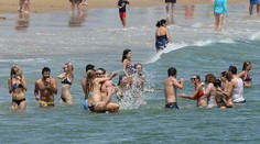 Celebrity na pláži: Taylor v bikinách, tehotná herečka obkročmo na manželovi