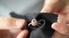 Z hotelovej izby v Paríži zmizol prsteň za najmenej 750-tisíc eur. Majiteľku potešilo, že ho našli