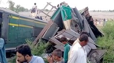 Pri zrážke vlakov v Pakistane zomrelo najmenej 32 ľudí