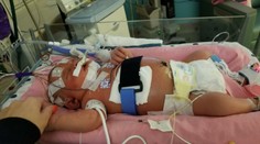 Šesťdňové bábätko skončilo po bozku v nemocnici. Po statočnom boji zomrelo