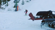 Skialpinisti riskujú svoje životy a hrozia kolízie s ratrakmi. Po zotmení nemajú čo na svahu robiť