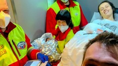 Bábätko sa ponáhľalo na svet. Mamičke ho tak na českej diaľnici pomohol odrodiť partner