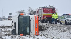 Hrozivo vyzerajúca nehoda pri Michalovciach! Autobus sa ocitol v poli