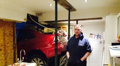 Poriadny šok. Muž si v kuchyni našiel susedkine auto