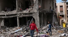 Najmenej 23 Palestínčanov zahynulo pri leteckom útoku Izraela na obytnú budovu v Rafahu