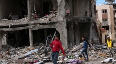 Najmenej 23 Palestínčanov zahynulo pri leteckom útoku Izraela na obytnú budovu v Rafahu