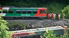 V Rakúsku sa vykoľajil vlak. Vagón s deťmi skončil v rieke