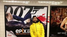 Pretlak násilia vo filmoch: Muž naň upozorňuje originálnymi fotografiami