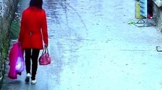 Porodila dieťa, zabalila ho do tašky a pohodila na ulici. Všetko zachytila kamera