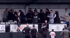 Futbalový zápas v kategórii do desať rokov sa skončil hromadnou bitkou rodičov. Zakročiť musela až polícia