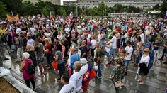 Pred Úradom vlády ľudia opäť protestovali, v stredu chcú zablokovať hranice