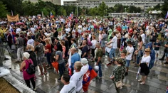 Pred Úradom vlády ľudia opäť protestovali, v stredu chcú zablokovať hranice