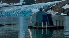 Toto je najodľahlejšie AirBNB na svete. Plávajúca chata láka tichom aj polárnou žiarou