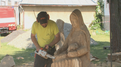 V tropických horúčavách už myslia na Vianoce. Rezbári v Beloveži už vyrezávajú drevený betlehem