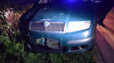 Zdemoloval značku a s autom skončil v poli. Keď dali policajti mužovi fúkať, nestačili sa diviť