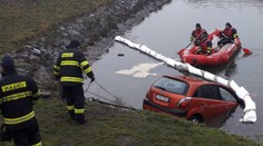Auto vpálilo do jazera pri Banskej Štiavnici. Okoloidúca videla, ako sa ponára