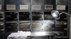 Seniorku chceli pochovať, no v márnici zistili, že ešte žije. Prípad rieši polícia