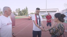 Zaskočený Mourinho: Fanúšik po fotografii s legendárnym trénerom požiadal priateľku o ruku (video)