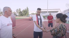 Zaskočený Mourinho: Fanúšik po fotografii s legendárnym trénerom požiadal priateľku o ruku (video)