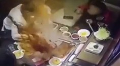 VIDEO: Časníčka hľadala vo vriacej polievke spadnutý zapaľovač, odrazu nastala rana