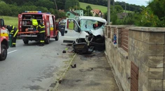 Vážna nehoda pri Prešove. Po náraze do plota museli vodiča z dodávky vystrihovať hasiči