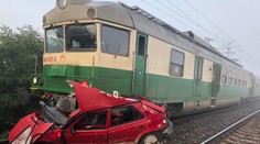 Dôchodkyňa zostala s autom zakliesnená na priecestí. Vlak po zrážke tlačil vozidlo 450 metrov