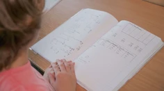 Žiaci majú posledné dni na vylepšenie známok. Psychologička radí rodičom, ako deťom pomôcť so stresom