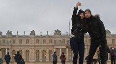 Uprostred parížskeho Versailles stojí socha obrej vagíny