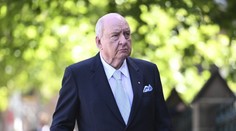 Austrálsky rozhlasový moderátor mal sexuálne napadnúť osem ľudí. Jedna z obetí bol 17-ročný chlapec