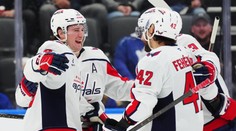 VIDEO: Skvelý výkon Fehérváryho mu priniesol jubilejný bod. Stal sa hviezdou a udržal Capitals v hre o postup