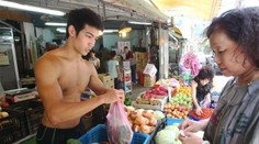 Je tento mladík najsexy ovocinár, akého ste videli?