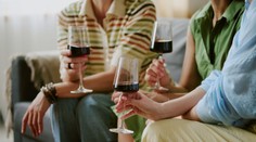 Alkohol nás vie uvoľniť aj rozladiť. Vedci vysvetlili, čo robí s naším mozgom a telom