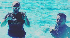 Manžel Pink je odvážny. Zo stanu vyliezol v sexy spodnej bielizni