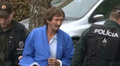 Opitý muž, ktorý dobil družku na smrť, prišiel na súd v župane