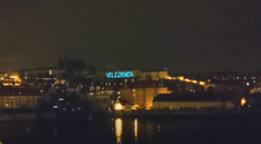 Na Pražskom hrade v noci svietil nápis „Velezrada". Je to reakcia na Zemanove mlčanie