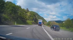 Vyčíňanie arogantného vodiča na videu. Predviedol hneď dva nebezpečné manévre
