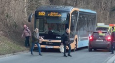 Elektrické autobusy v Tirolsku nezvládajú kopce. Cestujúci niekedy musia časť trasy ísť pešo