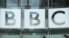 Britská BBC po takmer sto rokoch mení pravidlá, aby sa odlíšila od komerčných médií
