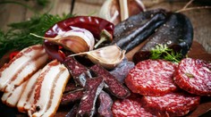 Spracované mäso je karcinogénne, červené mäso pravdepodobne tiež