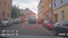VIDEO: Muž v jaguari prešiel policajtovi po nohách. „Postav sa ty simulant!“ kričal na neho z auta