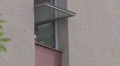 Keď ho chceli predviesť, tak vyskočil z okna: Teraz je ochrnutý a policajti ho nepretržite strážia
