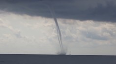 Nevídaný prírodný úkaz: Vodné tornádo sa rozdelilo na dve časti