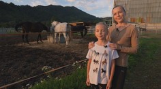 Rodinná farma si získala internet: Mama s dcérou ukazujú krásu a zábavu života so zvieratami