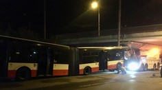 Vážna nehoda MHD v Brne. Autobus v noci vrazil do stĺpa, zranilo sa 11 ľudí