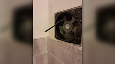 Susede namontoval do kúpeľne skrytú kameru. Obvinili policajta, ktorý tajne špehoval matku malého syna